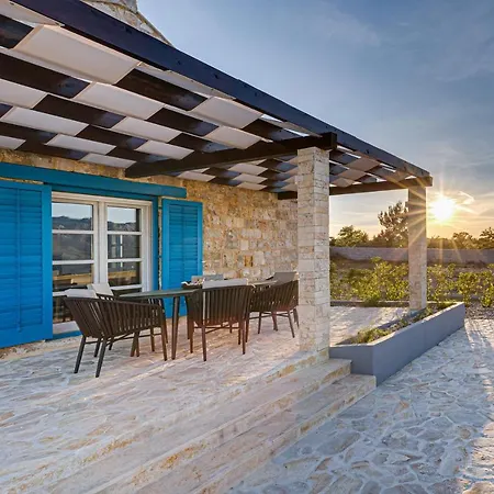 Stonehouse Milan * Ražanac