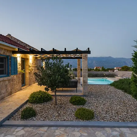 Stonehouse Milan Ražanac