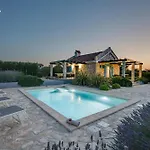בית נופש Stonehouse Milan
